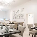 Le White - Le 42 Restaurant Hotel