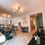 Le White - Le 42 Restaurant Hotel 4*