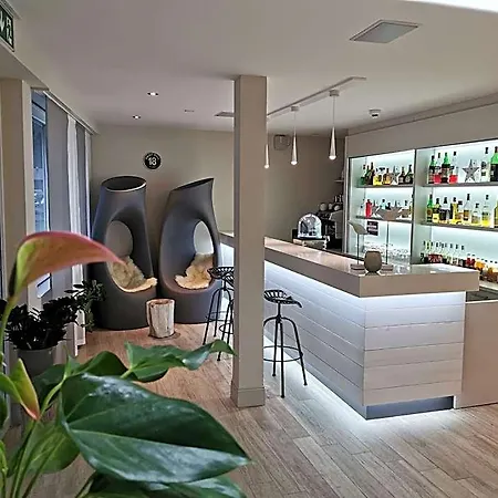 Le White - Le 42 Restaurant 샘페리
