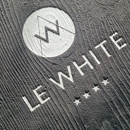 Le White - Le 42 Restaurant Hotel 4*